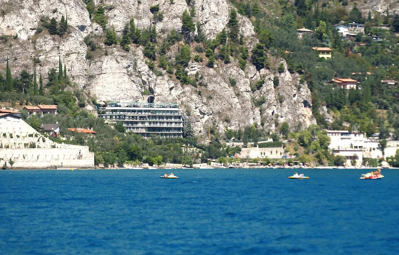 Hotel Astor ليمونِ سول غاردا إيطاليا