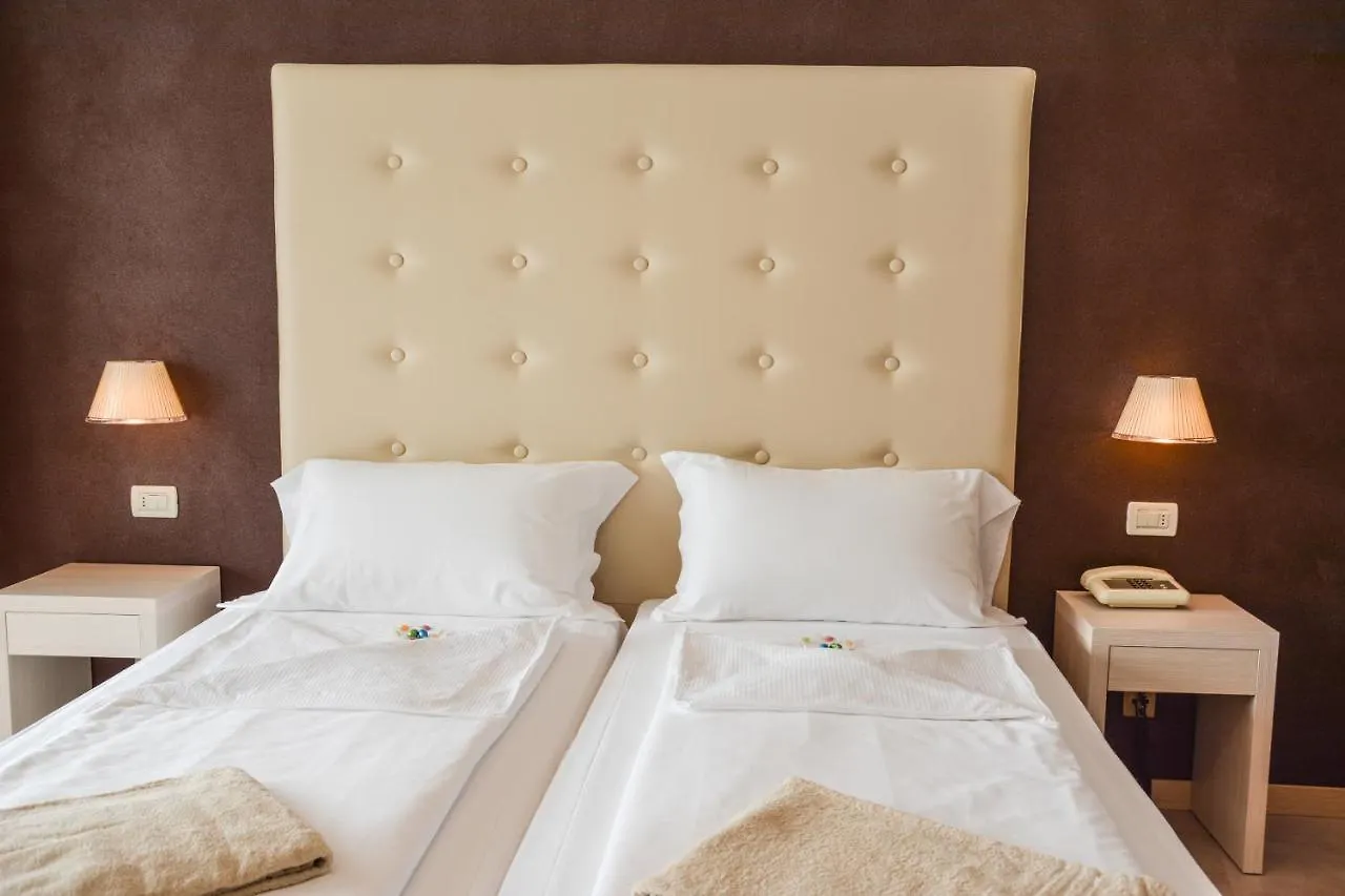 Hotel Astor ليمونِ سول غاردا