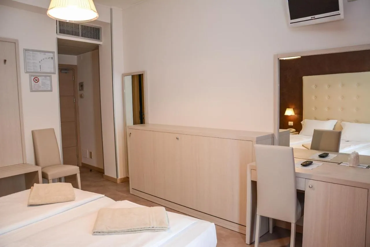 Hotel Astor ليمونِ سول غاردا
